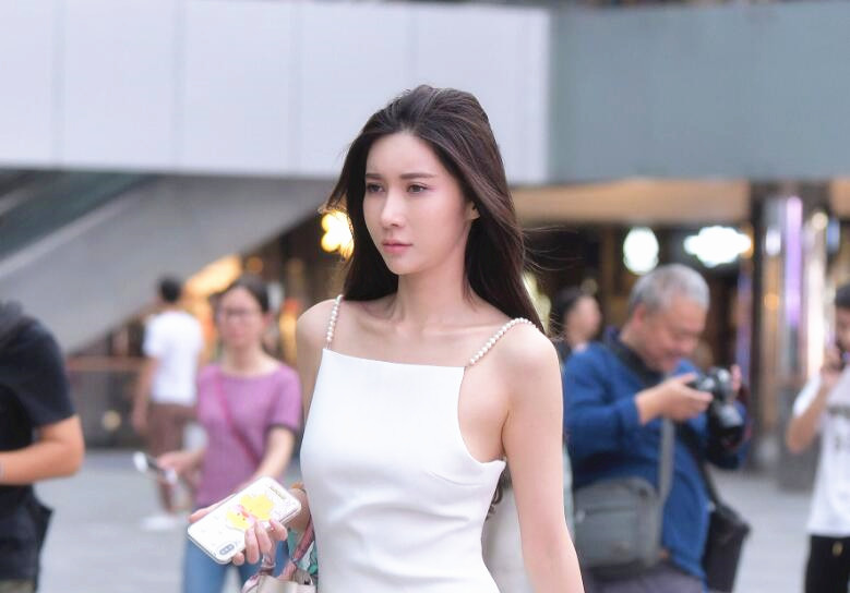 就地过 年假无 聊摇一个美 女回 家穿上情 趣口 交沙发 上骑 乘大 力猛 操